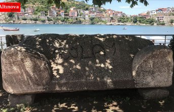 3 bin yıllık lahit mezara spreyle yazı