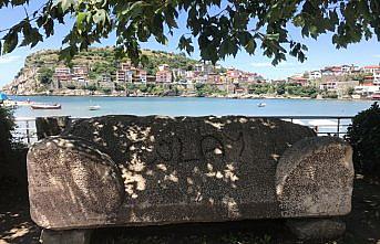 3 bin yıllık lahit mezara spreyle yazı