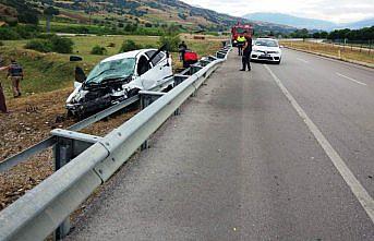Amasya'da otomobil bariyere çarptı: 3 yaralı
