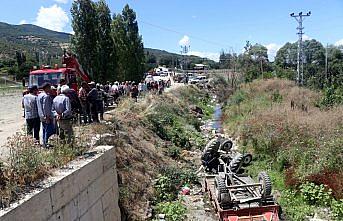 Amasya'da traktör dereye devrildi: 3 yaralı