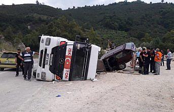 Beton mikseri çarptığı otomobilin üzerine devrildi: 4 yaralı