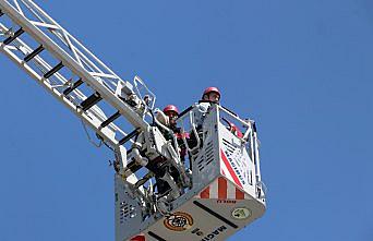 Cami kubbesindeki yaralı leyleği itfaiye kurtardı