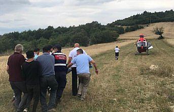 Devrilen traktörün sürücüsü ambulans helikopterle hastaneye götürüldü