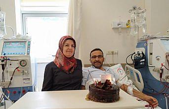 Diyalizde 20'nci yılı dolayısıyla pasta kesti