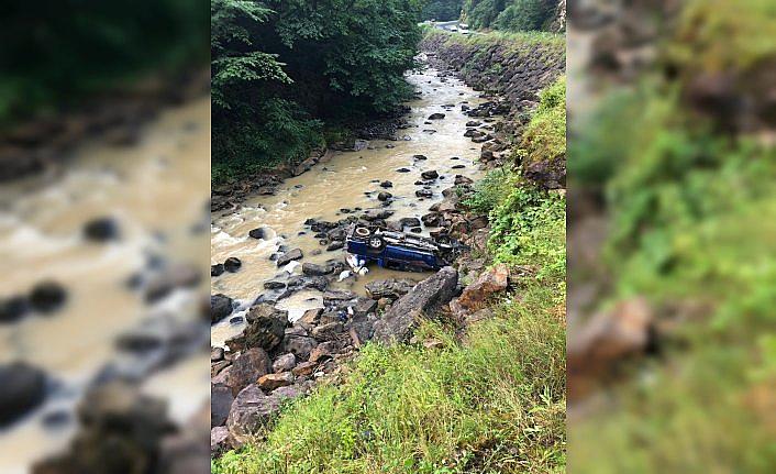 Giresun'da kamyonet dereye yuvarlandı: 5 yaralı
