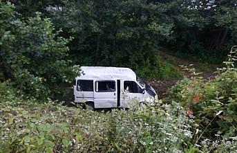 Giresun'da minibüs dereye yuvarlandı: 13 yaralı