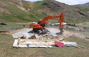 Gümüşhane yaylalarındaki kaçak yapılar yıkılıyor