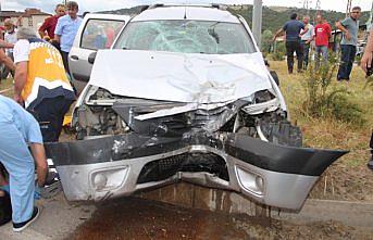 Hafif ticari araç aydınlatma direğine çarptı: 5 yaralı