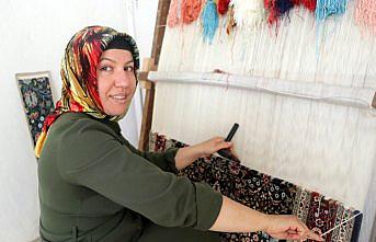 İpek halıyla balkonundaki atölyesinden dünyaya açıldı