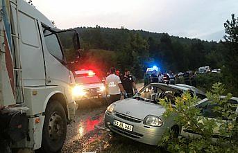 Karabük'te otomobil kamyonla çarpıştı: 2 ölü, 2 yaralı