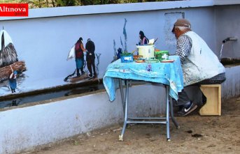 Köy hasretini duvarlara yansıtıyor