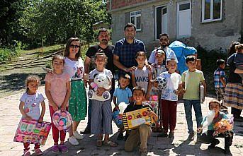 Köy çocuklarının oyuncak ve pamuk şeker sevinci