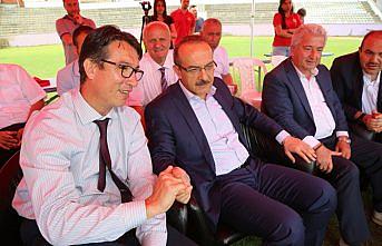 Oğlunun final maçını bilgisayardan takip etti