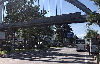 Ordu'da damperi açılan kamyon üst geçide çarptı