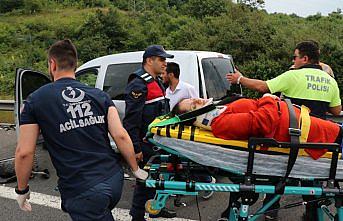 Otomobil park halindeki hafif ticari araca çarptı: 5 yaralı