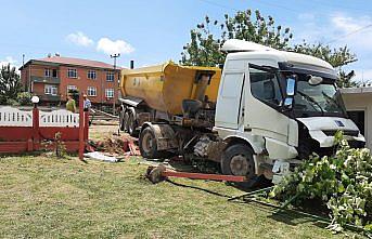 Otomobille çarpışan hafriyat kamyonu restoranın bahçesine girdi