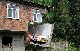 Rize'de bir ev kısmen yıkıldı