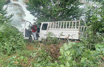 Rize'de kamyonet dereye yuvarlandı: 3 yaralı
