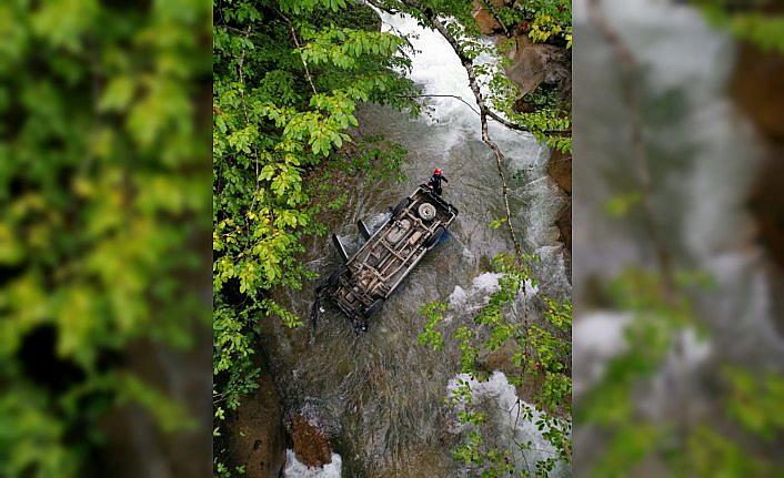 Rize'de kamyonet köprüden dereye düştü: 2 yaralı