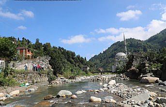 Rize'de tarihi kemer köprü yıkıldı
