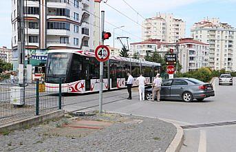 Samsun'da tramvay otomobile çarptı