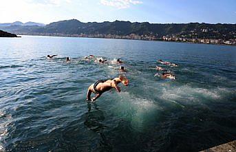 Şehitler için kulaç attılar