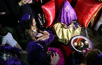 Sevgileriyle engellerini ve uzaklığı aştılar