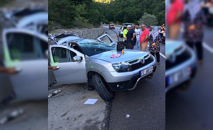 Sinop'ta otomobil istinat duvarına çarptı: 5 yaralı