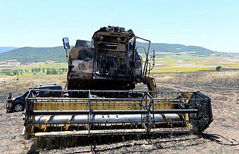 Tarlada çıkan yangında biçerdöver de yandı