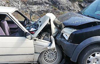 Tokat'ta hafif ticari araç ile otomobil çarpıştı: 4 yaralı