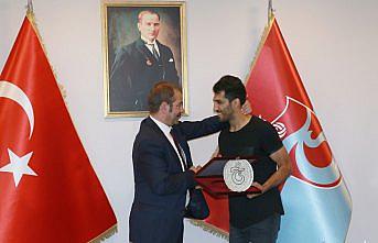 Trabzonspor'dan Vahid Amiri'ye teşekkür plaketi