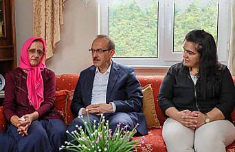 Vali Yavuz'dan, Kıbrıs şehidinin eşine ziyaret