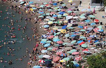 Zonguldak'ta sıcaktan bunalanlar plajlara akın etti