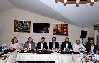 AK Parti il yönetimi gazetecilerle bir araya geldi