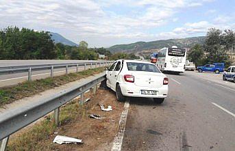 Amasya'da otomobil bariyere çarptı: 5 yaralı