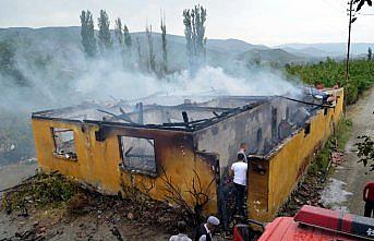 Amasya'daki yangında 5 kişilik ailenin evi kül oldu