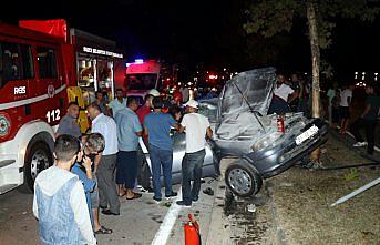 Aydınlatma direğine çarpan otomobildeki iki kardeş yaralandı