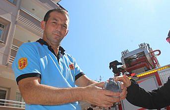 Çatıda asılı kalan güvercini itfaiye kurtardı