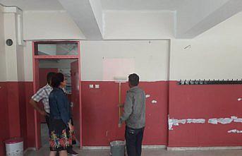 Cezasını okul boyayarak çekiyor