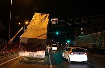 Damperi açılan kamyon kameraların bulunduğu direğe çarptı