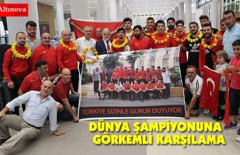 DÜNYA ŞAMPİYONUNA GÖRKEMLİ KARŞILAMA