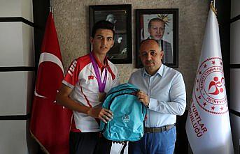 Dünya şampiyonasından madalya ile dönen sporcuya karşılama