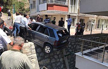 Freni boşalan otomobil apartman korkuluklarına takıldı