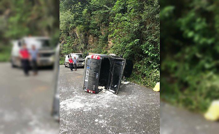 Giresun'da kamyonet devrildi: 3 yaralı