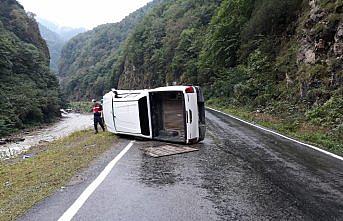 Giresun'da kamyonet devrildi: 4 yaralı