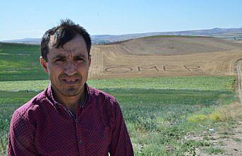 Kardeşinin hatırasını ismini tarlaya yazarak yaşatıyor