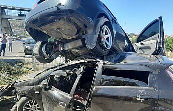 Kaza yapan iki otomobilden biri diğerinin üstüne çıktı