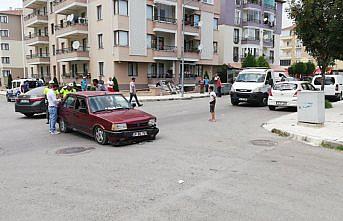 Kaza yapan otomobil bahçeye düştü