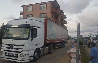 Kazada yıkılan elektrik direği eve zarar verdi