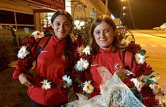 Milli sporcular memleketlerinde çiçeklerle karşılandı